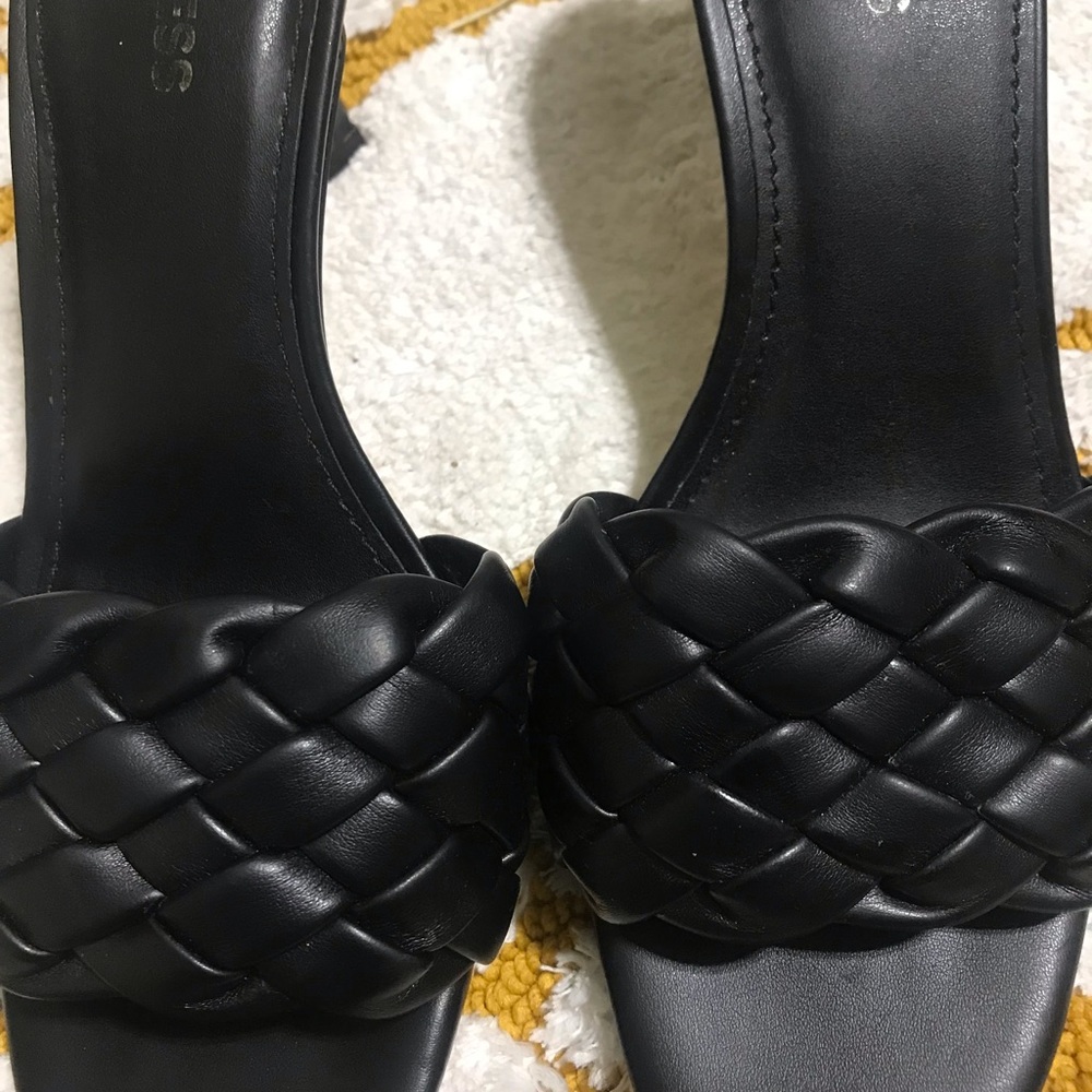 Black kitten heels